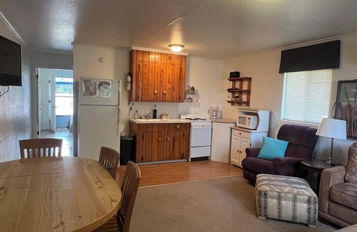 Kingsland Cabin | The Creek, Lakeside Suite, Pool & Outdoor Seating