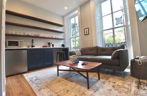 Old Town Alexandria Apartment | The Duke Suite at Prince Street Inn