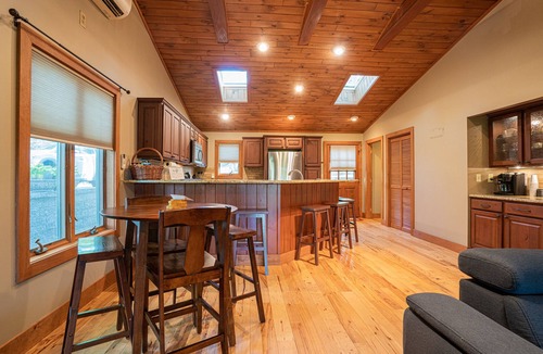 Mill Ridge Ski Chalet | The Elk Chalet: King Bed Suite, Hot Tub w/S'mores Bar & Putt-Putt!⛳️
