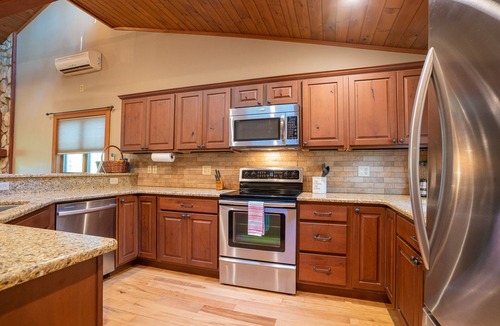 Mill Ridge Ski Chalet | The Elk Chalet: King Bed Suite, Hot Tub w/S'mores Bar & Putt-Putt!⛳️