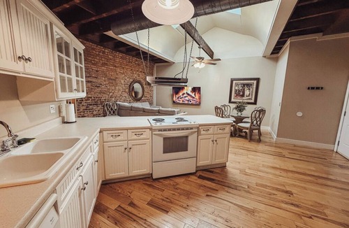 Abbeville Apartment | The Esquire - King Suite on Abbeville's Historic Square
