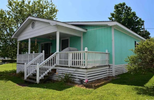 Garden City Cottage | The Flamingo 2 Bedroom 2 Full Bath Cottage on Stocked Lake