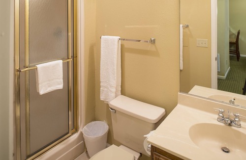 Berkeley Resort | The Historic Powhatan Williamsburg - 2 BDR 1KG 2TW GROUND FLR SUITE ROLL-IN SHWR