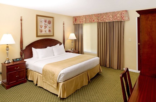Berkeley Resort | The Historic Powhatan Williamsburg - 3 BEDROOM 2KG 2TWIN SOFABED 3 STORY SUITE