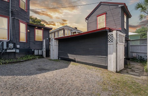 Metropolitan House | 🐝The Hive on 37th🐝 Starland District; 🐶Pets Welcome