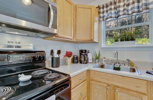Demorest House | The Holly House In Downtown Demorest 2 Bedroom Home by Redawning