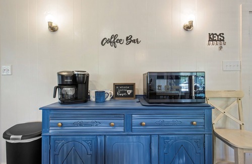Temple House | The Hometown Cottage is centrally located in the heart of Temple.