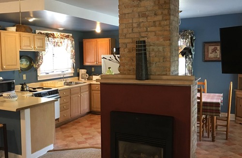 Flat Rock Cottage | The Honeysuckle Cottage 2 bedroom 2 bath sleeps 5- Located in Flat Rock, NC