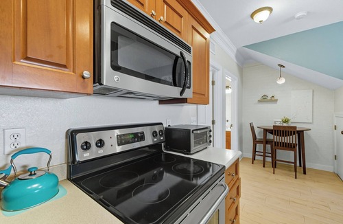 Tallahassee House | The Honolulu - Modern 3BR Condo Near FSU with Pool
