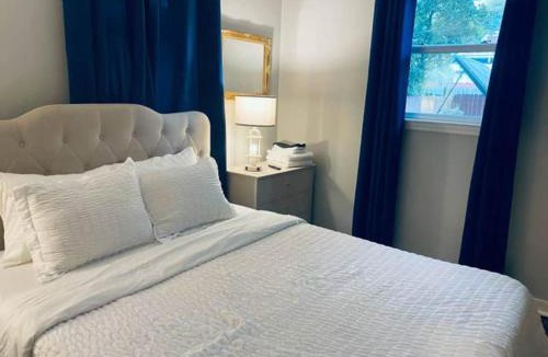 Dixon Park House | The Hourglass Inn- Unit B