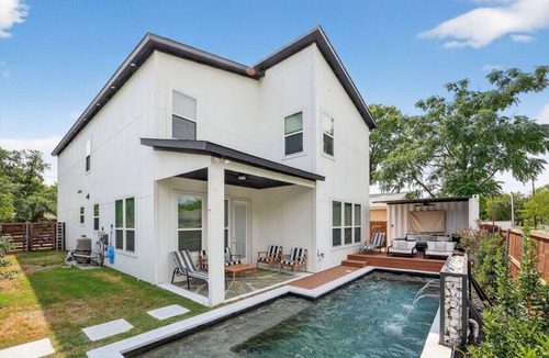 West Dallas House | The Hugo | Sleeps 10
