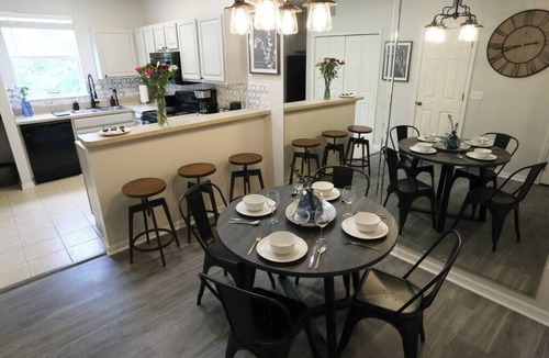 Gainesville Condo | The Industrial at Oaks | Full Kitchen Near I75