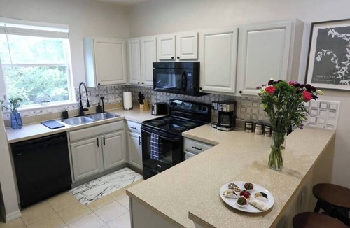 Gainesville Condo | The Industrial at Oaks | Full Kitchen Near I75