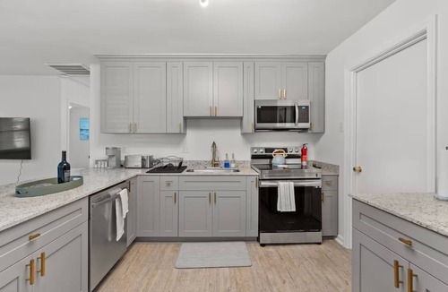Hampton House | The Iverson: Cozy 2 Bdrm Home by the Beach
