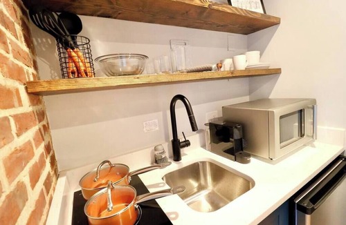 Old Town Alexandria Apartment | The Jefferson Suite at Prince Street Inn