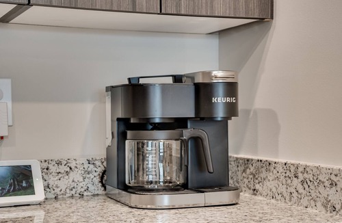 Augusta Apartment | The Jensen: King Bed - Fast WiFi - 55” Smart TV - Washer & Dryer