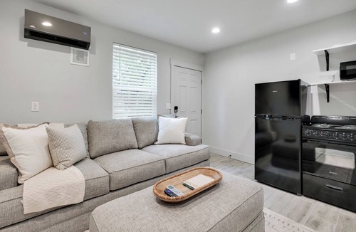 Wilmington Apartment | The Jewel – Modern Retreat Near YMCA & Downtown