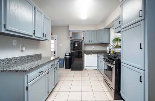 New Carrollton House | The Jodie: Beautiful 4-Bedroom, 2-Bathroom, 1-Jacuzzi, and Spacious Event Hall