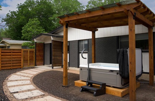 North Loop House | The Juniper - Renovated, Cozy North Loop Home w/Hot Tub