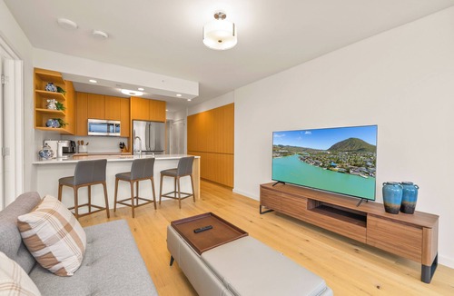 Ala Moana House | The Kapiolani Vista | Skyline Views, Pool, Gym | Walk to Beach & Ala Moana