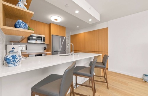 Ala Moana House | The Kapiolani Vista | Skyline Views, Pool, Gym | Walk to Beach & Ala Moana