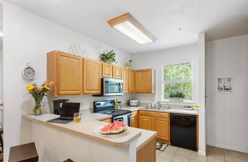 Gainesville Condo | The Landing at Oaks | Full Kitchen Near I75
