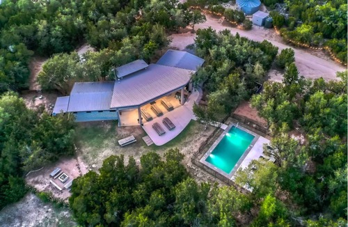 Dripping Springs House | The Liney Moon-Stellar House Sleeps 22 w/Pool, Firepits, Putting Green, & More!