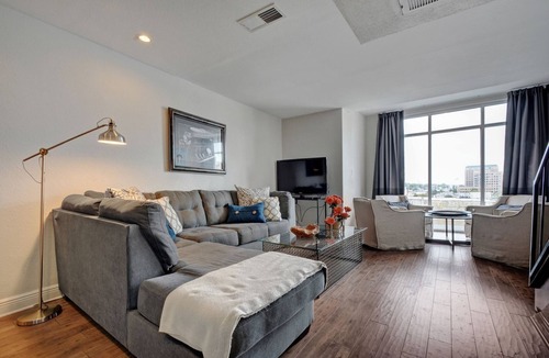 Waller Creek District Apartment | The Littlefields by Lodgewell, Urban Loft by Driskill Hotel