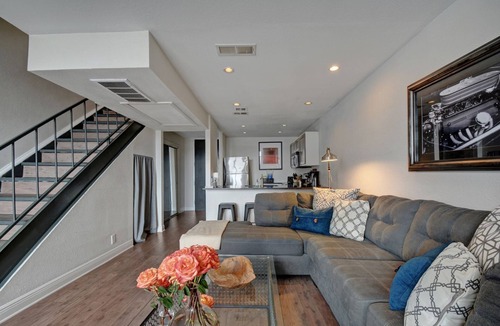 Waller Creek District Apartment | The Littlefields by Lodgewell, Urban Loft by Driskill Hotel
