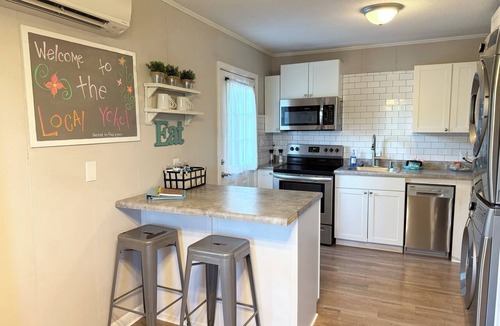 Hickory Apartment | The Local Yokel | Cozy 1 BR Apartment + Wi-Fi & Parking