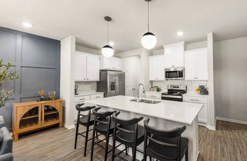 Bryan Condo | The Mark, B/CS - Luxurious 2BD/2BA condo 5 min from Downtown Bryan - New Listing