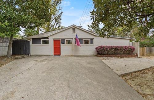 Columbia House | The Mid-Century Hub Close to Everything