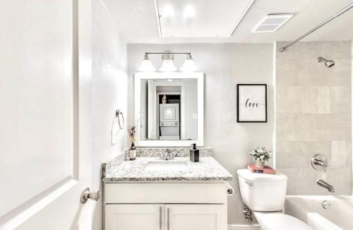 Old East Dallas Apartment | The Munger Proper - Spa Pool