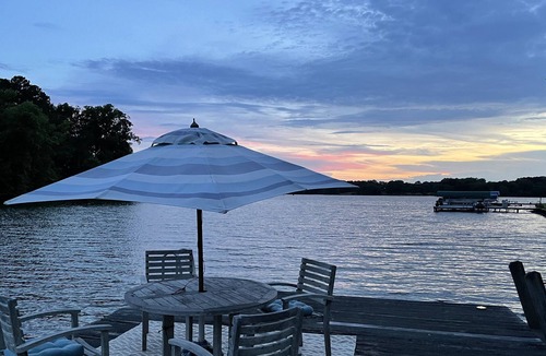 Greensboro House | The Navigators Club: Lake Oconee. Luxurious Lakefront 4BR/3BA/Art Studio/Dock