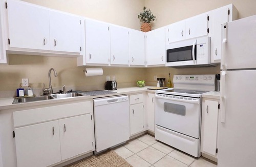 Gainesville Apartment | The Nomad at Gables | King Bed Pool Garage