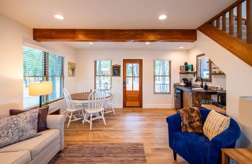 Elm Mott House | The Nuthatch Cabin 15 MIN to Magnolia Baylor