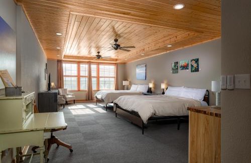 Burnsville Hotel | The NuWray Hotel & Carriage House