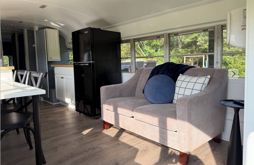 Reed Creek House | The Old Skoolie Escape at Lake Hartwell w/ Pickleball Court
