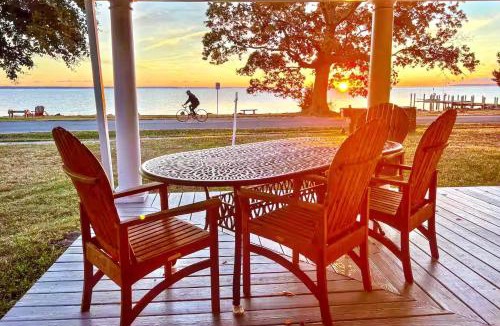 Colonial Beach House | The Pearl - Waterfront Victorian on The Point