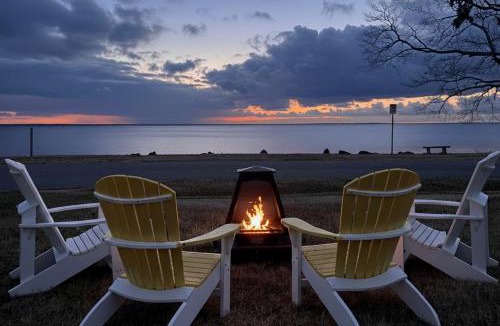 Colonial Beach House | The Pearl - Waterfront Victorian on The Point