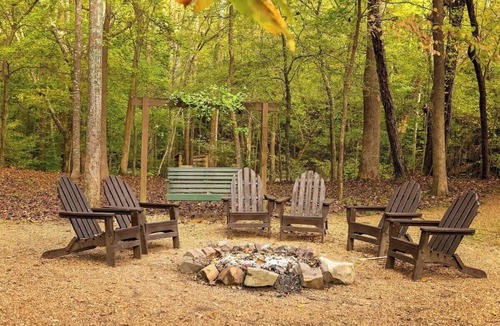 Benton Cabin | The Pines Ocoee riverside log cabin with jacuzzi tub