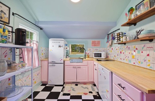 Wilmington Historic District Apartment | The Plastic Peach - 80s/90s Retro-Themed Apartment