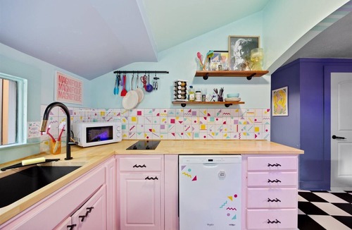 Wilmington Historic District Apartment | The Plastic Peach - 80s/90s Retro-Themed Apartment