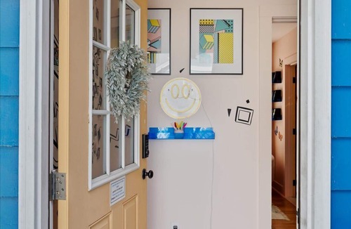 Wilmington Historic District Apartment | The Plastic Peach - 80s/90s Retro-Themed Apartment
