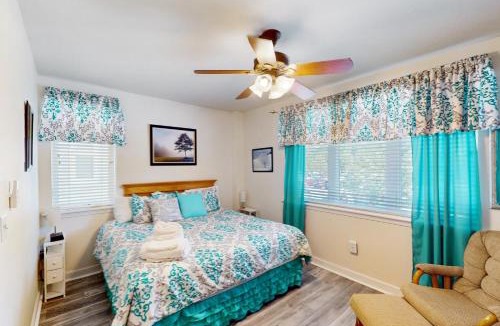 Huddleston House | The Pointe - Peaceful resort studio, beach, game room & lake access