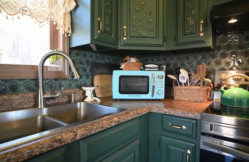 Burnsville House | The Queen of Hearts House: An Eclectic, Rustic & Royal Wonderland