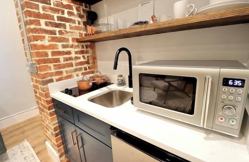 Old Town Alexandria Apartment | The Queen Suite at Prince Street Inn