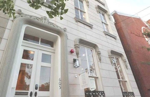 Old Town Alexandria Apartment | The Queen Suite at Prince Street Inn