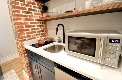 Old Town Alexandria Apartment | The Queen Suite at Prince Street Inn
