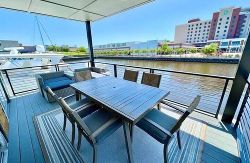 River District House | The Regency - Houseboat Downtown